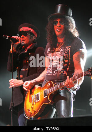 Sänger Scott Weiland und Gitarrist Slash (L-R) mit Velvet Revolver zur Unterstützung ihres neuen Albums "Libertad" im Hard Rock in Las Vegas am 21. September 2007. (UPI Foto/Daniel Gluskoter) Stockfoto