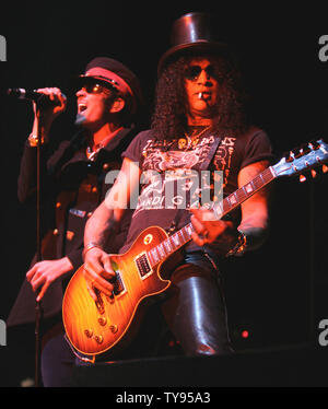 Sänger Scott Weiland und Gitarrist Slash (L-R) mit Velvet Revolver zur Unterstützung ihres neuen Albums "Libertad" im Hard Rock in Las Vegas am 21. September 2007. (UPI Foto/Daniel Gluskoter) Stockfoto