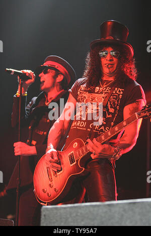 Sänger Scott Weiland und Gitarrist Slash (L-R) mit Velvet Revolver zur Unterstützung ihres neuen Albums "Libertad" im Hard Rock in Las Vegas am 21. September 2007. (UPI Foto/Daniel Gluskoter) Stockfoto