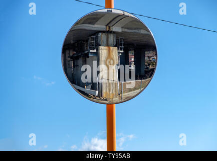 Glas Reflexion abgerundete Signal Verkehr auf blauen Himmel bei Kreuzung Stockfoto