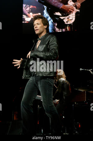 Jon Bon Jovi führt im MGM Garden Arena in Las Vegas am 12. April 2008. Das New Jersey Rock Band tourt in Unterstützung ihrer jüngsten Album 'Lost Highway'. (UPI Foto/Daniel Gluskoter) Stockfoto