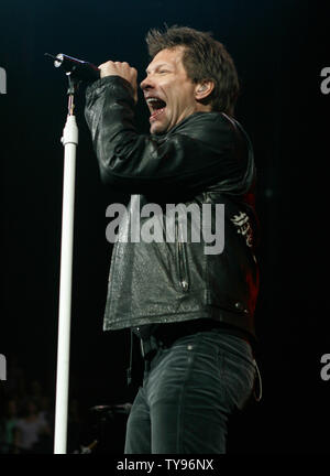 Jon Bon Jovi führt im MGM Garden Arena in Las Vegas am 12. April 2008. Das New Jersey Rock Band tourt in Unterstützung ihrer jüngsten Album 'Lost Highway'. (UPI Foto/Daniel Gluskoter) Stockfoto