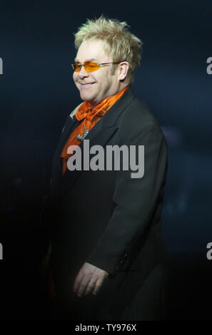 Elton John führt im Caesars Palace in Las Vegas, Nevada am 21. Juni 2008. Die legendäre englische Pianist und Rock and Roll Hall of Famer gab der 200 Leistung von seiner "Red Piano Tour". (UPI Foto/Daniel Gluskoter) Stockfoto