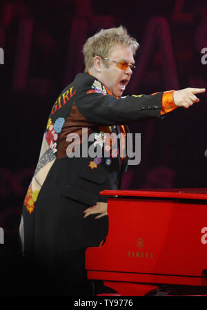 Elton John führt im Caesars Palace in Las Vegas, Nevada am 21. Juni 2008. Die legendäre englische Pianist und Rock and Roll Hall of Famer gab der 200 Leistung von seiner "Red Piano Tour". (UPI Foto/Daniel Gluskoter) Stockfoto