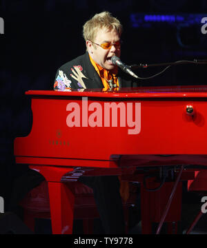 Elton John führt im Caesars Palace in Las Vegas, Nevada am 21. Juni 2008. Die legendäre englische Pianist und Rock and Roll Hall of Famer gab der 200 Leistung von seiner "Red Piano Tour". (UPI Foto/Daniel Gluskoter) Stockfoto