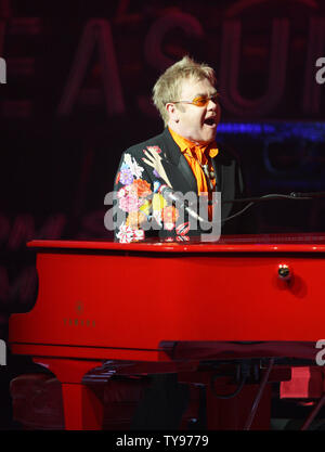 Elton John führt im Caesars Palace in Las Vegas, Nevada am 21. Juni 2008. Die legendäre englische Pianist und Rock and Roll Hall of Famer gab der 200 Leistung von seiner "Red Piano Tour". (UPI Foto/Daniel Gluskoter) Stockfoto