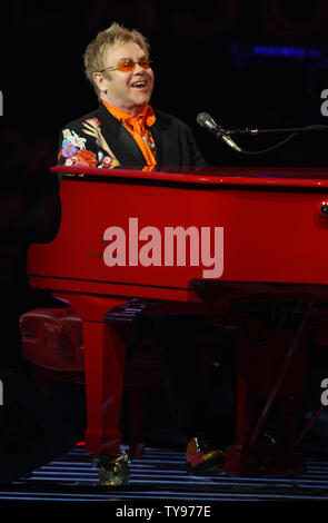 Elton John führt im Caesars Palace in Las Vegas, Nevada am 21. Juni 2008. Die legendäre englische Pianist und Rock and Roll Hall of Famer gab der 200 Leistung von seiner "Red Piano Tour". (UPI Foto/Daniel Gluskoter) Stockfoto