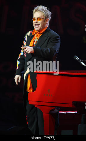 Elton John führt im Caesars Palace in Las Vegas, Nevada am 21. Juni 2008. Die legendäre englische Pianist und Rock and Roll Hall of Famer gab der 200 Leistung von seiner "Red Piano Tour". (UPI Foto/Daniel Gluskoter) Stockfoto