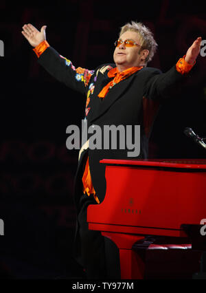 Elton John führt im Caesars Palace in Las Vegas, Nevada am 21. Juni 2008. Die legendäre englische Pianist und Rock and Roll Hall of Famer gab der 200 Leistung von seiner "Red Piano Tour". (UPI Foto/Daniel Gluskoter) Stockfoto