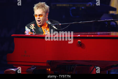 Elton John führt im Caesars Palace in Las Vegas, Nevada am 21. Juni 2008. Die legendäre englische Pianist und Rock and Roll Hall of Famer gab der 200 Leistung von seiner "Red Piano Tour". (UPI Foto/Daniel Gluskoter) Stockfoto