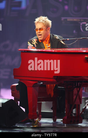 Elton John führt im Caesars Palace in Las Vegas, Nevada am 21. Juni 2008. Die legendäre englische Pianist und Rock and Roll Hall of Famer gab der 200 Leistung von seiner "Red Piano Tour". (UPI Foto/Daniel Gluskoter) Stockfoto