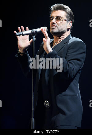 George Michael führt im MGM Grand Arena in Las Vegas, Nevada am 21. Juni 2008. Der englische Sänger und ehemaliger Sänger von Wham! Mitten in der ersten Tour in Nordamerika seit 17 Jahren mit seinem letzten Album '25'. (UPI Foto/Daniel Gluskoter) Stockfoto