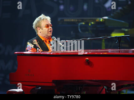 Elton John führt im Caesars Palace in Las Vegas, Nevada am 21. Juni 2008. Die legendäre englische Pianist und Rock and Roll Hall of Famer gab der 200 Leistung von seiner "Red Piano Tour". (UPI Foto/Daniel Gluskoter) Stockfoto
