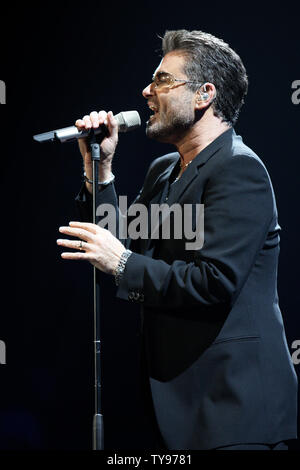 George Michael führt im MGM Grand Arena in Las Vegas, Nevada am 21. Juni 2008. Der englische Sänger und ehemaliger Sänger von Wham! Mitten in der ersten Tour in Nordamerika seit 17 Jahren mit seinem letzten Album '25'. (UPI Foto/Daniel Gluskoter) Stockfoto