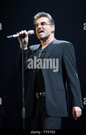 George Michael führt im MGM Grand Arena in Las Vegas, Nevada am 21. Juni 2008. Der englische Sänger und ehemaliger Sänger von Wham! Mitten in der ersten Tour in Nordamerika seit 17 Jahren mit seinem letzten Album '25'. (UPI Foto/Daniel Gluskoter) Stockfoto