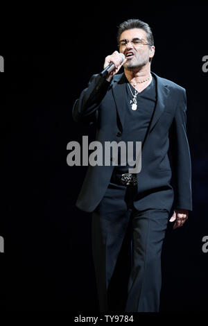 George Michael führt im MGM Grand Arena in Las Vegas, Nevada am 21. Juni 2008. Der englische Sänger und ehemaliger Sänger von Wham! Mitten in der ersten Tour in Nordamerika seit 17 Jahren mit seinem letzten Album '25'. (UPI Foto/Daniel Gluskoter) Stockfoto