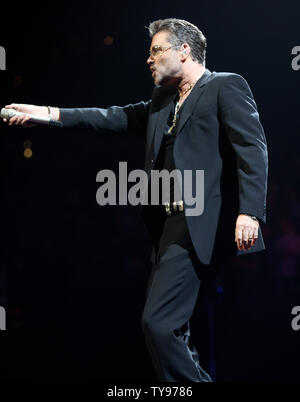 George Michael führt im MGM Grand Arena in Las Vegas, Nevada am 21. Juni 2008. Der englische Sänger und ehemaliger Sänger von Wham! Mitten in der ersten Tour in Nordamerika seit 17 Jahren mit seinem letzten Album '25'. (UPI Foto/Daniel Gluskoter) Stockfoto