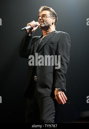 George Michael führt im MGM Grand Arena in Las Vegas, Nevada am 21. Juni 2008. Der englische Sänger und ehemaliger Sänger von Wham! Mitten in der ersten Tour in Nordamerika seit 17 Jahren mit seinem letzten Album '25'. (UPI Foto/Daniel Gluskoter) Stockfoto