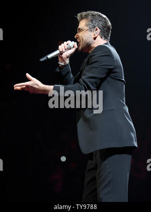 George Michael führt im MGM Grand Arena in Las Vegas, Nevada am 21. Juni 2008. Der englische Sänger und ehemaliger Sänger von Wham! Mitten in der ersten Tour in Nordamerika seit 17 Jahren mit seinem letzten Album '25'. (UPI Foto/Daniel Gluskoter) Stockfoto