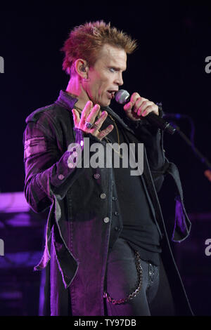 Billy Idol führt bei der Gemeinsamen im Hard Rock Casino in Las Vegas am 12. September 2008. Der 52jährige Deutsch Punk Rocker in Unterstützung seiner jüngsten Greatest Hits Album 'vergöttern Yourself" tourt. (UPI Foto/Daniel Gluskoter) Stockfoto