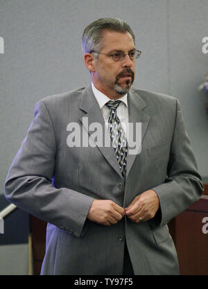 Zeuge Bruce Fromong, die Sports memorabilia Händler, Blätter nach während O.J. Simpson's Versuch in Las Vegas, Nevada, die am 16. September 2008. Simpson Gesichter 12 Aufladungen, einschließlich Kapitalverbrechen Entführung, bewaffneter Raub und Verschwörung. (UPI Foto/Daniel Gluskoter) Stockfoto