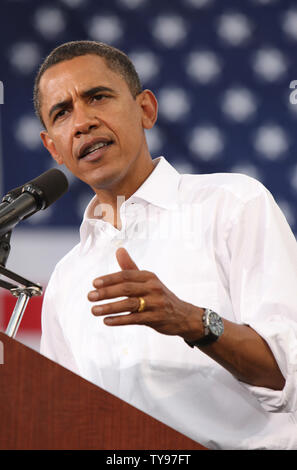 Demokratische Präsidentschaftskandidat Barack Obama scheint bei einer Wahlkampfveranstaltung am Cashman Feld in Las Vegas am 17. September 2008. Der Illinois Senator verfolgt Nevadas fünf Wahlstimmen in der hart umkämpften swing state. (UPI Foto/Daniel Gluskoter) Stockfoto