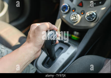 Fahrer männlichen Hand, die eine automatische Gangschaltung im Auto. Stockfoto