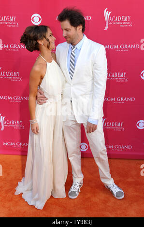 Jennifer Love Hewitt und Jamie Kennedy kommt für die 44. jährlichen Academy der Country Music Awards im MGM Grand in Las Vegas, Nevada am 5. April 2009. (UPI Foto/Kevin Dietsch) Stockfoto