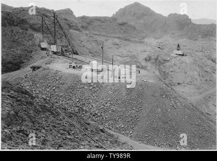 Bewegliche Seilbahnen hinter Arizona abflußkanal Lage. Diese beiden Türme, zusammen mit den in den Nummern 1490 und 1491 gesehen, die Seilbahnen über die Hochwasserentlastung und Einlass Türme Standorte zu betreiben.; Umfang und Inhalt: Foto aus Band 2 einer Reihe von Fotoalben dokumentiert den Bau des Hoover Dam, Boulder City, Nevada. Allgemeine Hinweise: Nr. 1490 ist nicht in diesem Band enthalten. Stockfoto