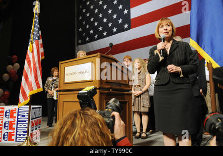 Der republikanische Senat Kandidat Sharron Winkel gesteht ihr Rennen gegen Mehrheitsführer im Senat, Harry Reid während der Nevada State republikanischen Wahl Nacht Party in Las Vegas, Nevada am 2. November 2010. UPI/Eileen Yamada Stockfoto