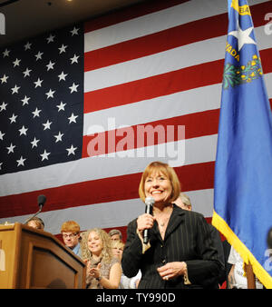 Der republikanische Senat Kandidat Sharron Winkel gesteht ihr Rennen gegen Mehrheitsführer im Senat, Harry Reid während der Nevada State republikanischen Wahl Nacht Party in Las Vegas, Nevada am 2. November 2010. UPI/Eileen Yamada Stockfoto