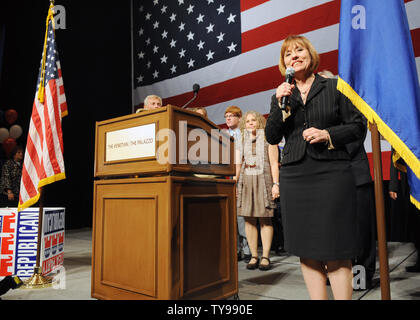 Der republikanische Senat Kandidat Sharron Winkel gesteht ihr Rennen gegen Mehrheitsführer im Senat, Harry Reid während der Nevada State republikanischen Wahl Nacht Party in Las Vegas, Nevada am 2. November 2010. UPI/Eileen Yamada Stockfoto