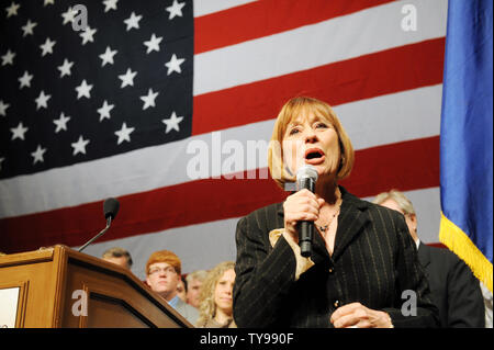 Der republikanische Senat Kandidat Sharron Winkel gesteht ihr Rennen gegen Mehrheitsführer im Senat, Harry Reid während der Nevada State republikanischen Wahl Nacht Party in Las Vegas, Nevada am 2. November 2010. UPI/Eileen Yamada Stockfoto