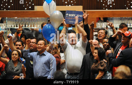 Unterstützer während der Nevada Staat demokratische Wahl Nacht Party als US-Mehrheitsführer im Senat, Harry Reid, D - Nev feiern, besiegte Sharron Winkel Wiederwahl in Las Vegas, Nevada am 2. November 2010 zu gewinnen. UPI/Jim Ruymen Stockfoto