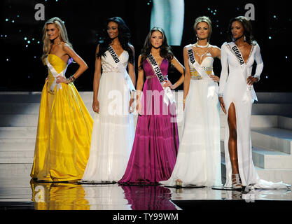 Fräulein Rhode-Island Olivia Culpo, Mitte, steht mit den anderen vier Finalisten, von links, Miss Ohio, Miss Maryland, Miss Nevada und Miss Georgia während der 2012 Miss USA Konkurrenz im Planet Hollywood Resort & Casino in Las Vegas, Nevada am 3. Juni 2012. UPI/David Becker Stockfoto