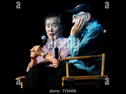 Schauspieler George Takei (L) und Walter Koenig in der offiziellen Star Trek Convention im Rio Hotel & Casino in Las Vegas, Nevada am 12. August 2012 teilnehmen. UPI/David Becker Stockfoto