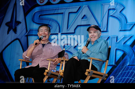 Schauspieler George Takei (L) und Walter Koenig in der offiziellen Star Trek Convention im Rio Hotel & Casino in Las Vegas, Nevada am 12. August 2012 teilnehmen. UPI/David Becker Stockfoto