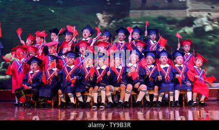 Anhui, Anhui, China. 26 Juni, 2019. Anhui, China - 24 Juni 2019: Hefei'' Rong Sie '' bildung Gruppe Herz singen der Kinder der Kultur und Kunst Festival'', um das Mutterland, bunte künstlerische Traum'' und die Kunst der Abschlussfeier der großen Klasse. Kindergarten Kinder versammelt, Singen und Tanzen im Kindergarten graduation zu feiern. Credit: SIPA Asien/ZUMA Draht/Alamy leben Nachrichten Stockfoto