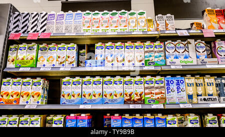 Es gibt keinen Mangel an alternativen pflanzlichen Milch Milch um 30 Prozent seit 2015 half Durch vegetarische und vegane Ernährung im Jahr 2017 Alpro hatte eine Umdrehung gewachsen Stockfoto