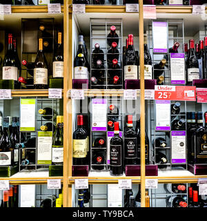 Die alkoholischen Getränke Markt Umsatz von $ 837 Mrd. im Jahr 2017 ein um 3 Prozent erhöhen. Der Wein Markt selbst erreichen $ 439 Milliarden bis 2023. Stockfoto