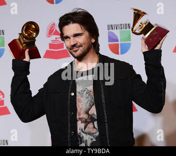 Sänger Juanes wirft mit der Auszeichnungen für das Album des Jahres und Best Long Form Music Video während des 13 Latin Grammy Awards im Mandalay Bay Events Center in Las Vegas, Nevada am 15. November 2012 statt. UPI/Jim Ruymen Stockfoto