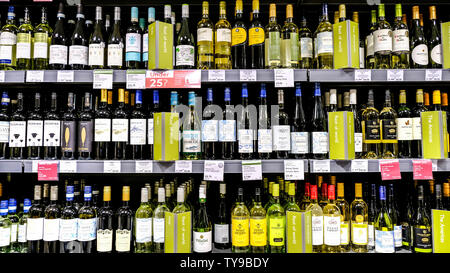 Die alkoholischen Getränke Markt Umsatz von $ 837 Mrd. im Jahr 2017 ein um 3 Prozent erhöhen. Der Wein Markt selbst erreichen $ 439 Milliarden bis 2023. Stockfoto