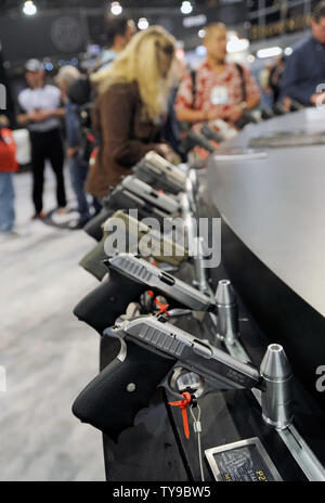 Handfeuerwaffen sind im SIG Sauer stand auf der 35. jährlichen Schießen des nationalen schießenden's Sports Foundation, Jagd, Outdoor Handel (SHOT) Zeigen im Sands Expo und Convention Center Januar 16, 2013 in Las Vegas. Die SHOT Show ist die größte jährliche Zusammenkunft von shooting Fachleute mit mehr als 1.600 Aussteller und 60.000 Besucher erwartet. UPI/David Becker Stockfoto