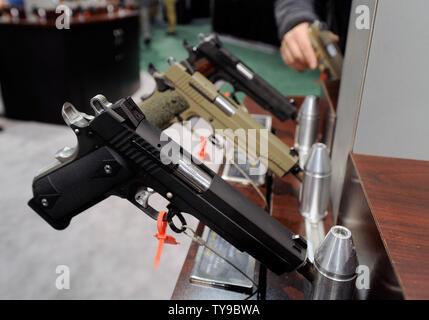 Handfeuerwaffen sind im SIG Sauer stand auf der 35. jährlichen Schießen des nationalen schießenden's Sports Foundation, Jagd, Outdoor Handel (SHOT) Zeigen im Sands Expo und Convention Center Januar 16, 2013 in Las Vegas. Die SHOT Show ist die größte jährliche Zusammenkunft von shooting Fachleute mit mehr als 1.600 Aussteller und 60.000 Besucher erwartet. UPI/David Becker Stockfoto
