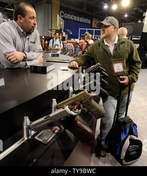 Handfeuerwaffen sind im SIG Sauer stand auf der 35. jährlichen Schießen des nationalen schießenden's Sports Foundation, Jagd, Outdoor Handel (SHOT) Zeigen im Sands Expo und Convention Center Januar 16, 2013 in Las Vegas. Die SHOT Show ist die größte jährliche Zusammenkunft von shooting Fachleute mit mehr als 1.600 Aussteller und 60.000 Besucher erwartet. UPI/David Becker Stockfoto