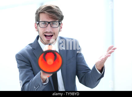 Man schreiend auf Megaphon auf weißem Hintergrund Stockfoto