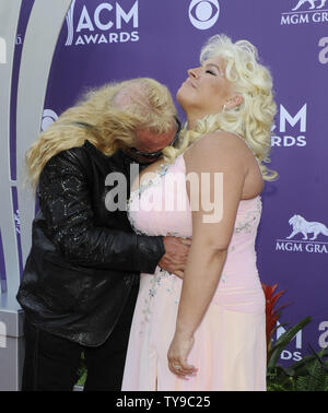 (L - R) TV-Persönlichkeiten Duane "Dog" Chapman und Beth Smith kommen an die 48. jährlichen Academy der Country Music Awards im MGM Hotel in Las Vegas, Nevada am 7. April 2013. UPI/David Becker Stockfoto