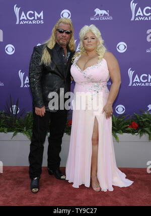 (L - R) TV-Persönlichkeiten Duane "Dog" Chapman und Beth Smith kommen an die 48. jährlichen Academy der Country Music Awards im MGM Hotel in Las Vegas, Nevada am 7. April 2013. UPI/David Becker Stockfoto