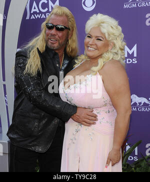 (L - R) TV-Persönlichkeiten Duane "Dog" Chapman und Beth Smith kommen an die 48. jährlichen Academy der Country Music Awards im MGM Hotel in Las Vegas, Nevada am 7. April 2013. UPI/David Becker Stockfoto