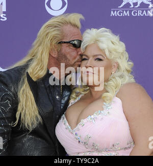 (L - R) TV-Persönlichkeiten Duane "Dog" Chapman und Beth Smith kommen an die 48. jährlichen Academy der Country Music Awards im MGM Hotel in Las Vegas, Nevada am 7. April 2013. UPI/David Becker Stockfoto